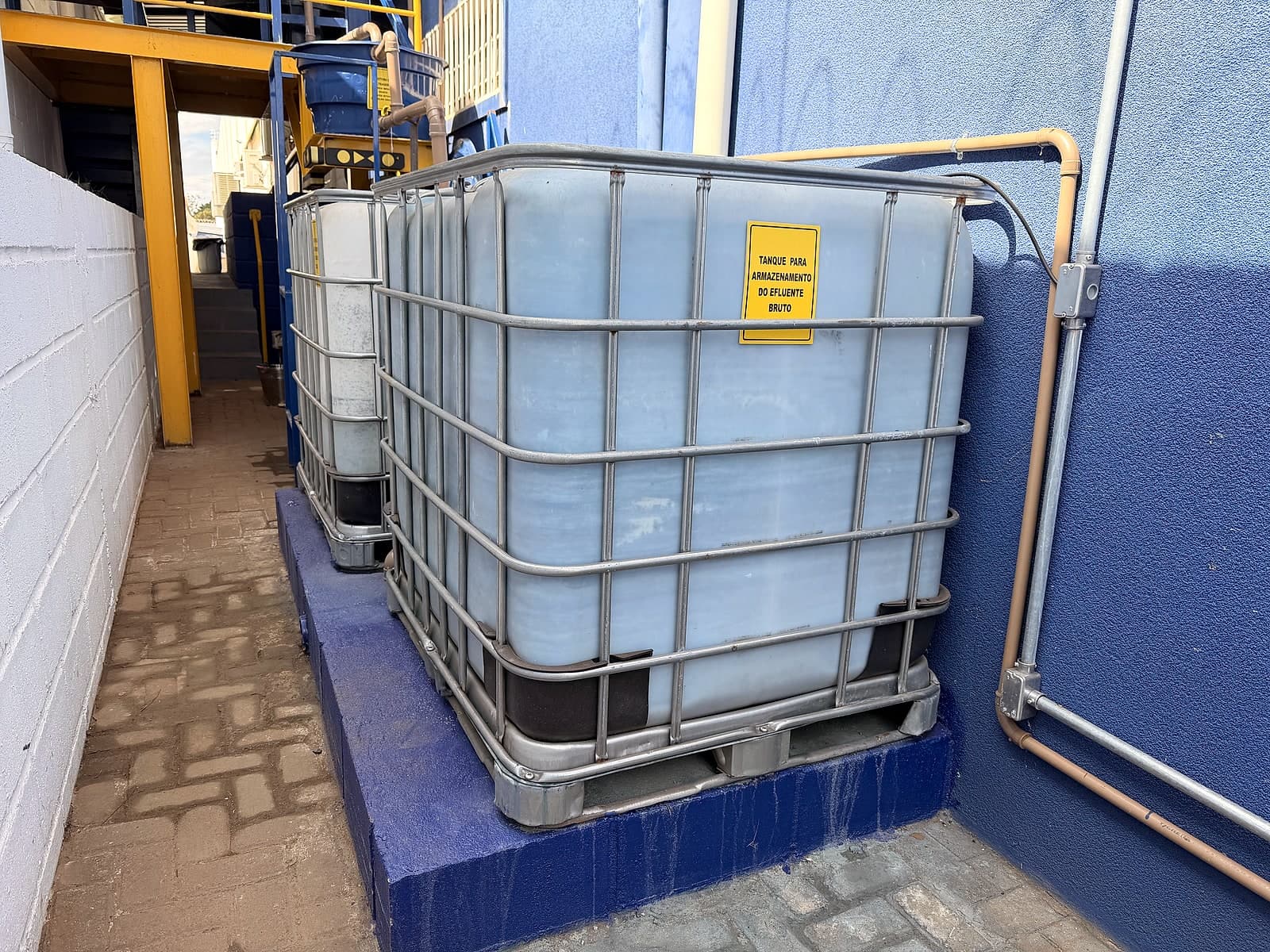 Estação de Tratamento de Água — tanque de armazenamento de efluente bruto
